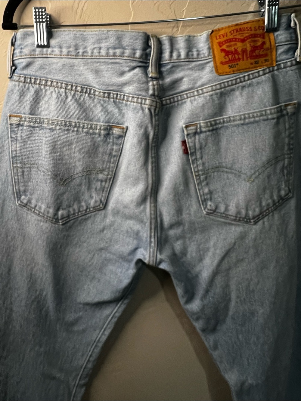 Levi’s 501 Men’s Light Wash Button Fly Straight Leg Denim Jeans - Picture 8 of 11